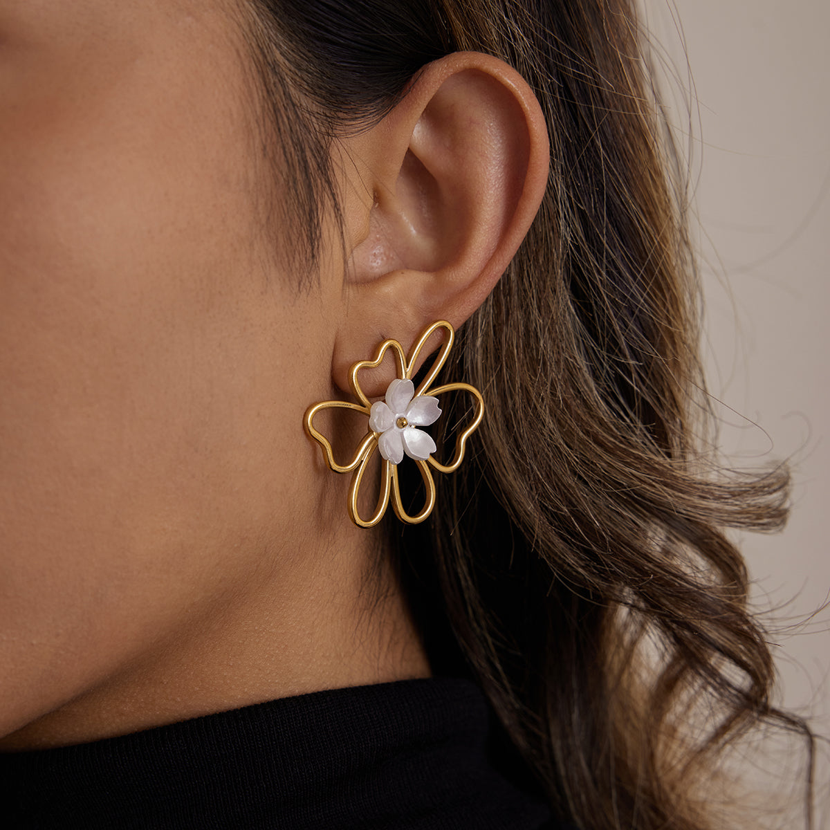 Earrings White Flower in Gold